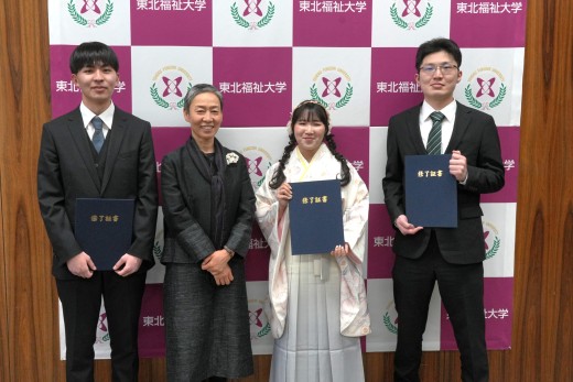 石井さん・堀籠さん・吉田さんと論文指導教員竹之内章代先生