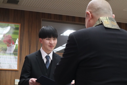 千葉学長から修了證書を授かる石井さん