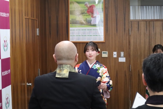 千葉学長から修了證書を授かる工藤さん