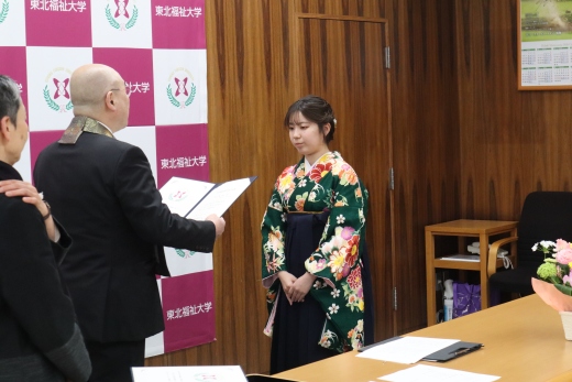 千葉学長から修了證書を授かる黒須さん