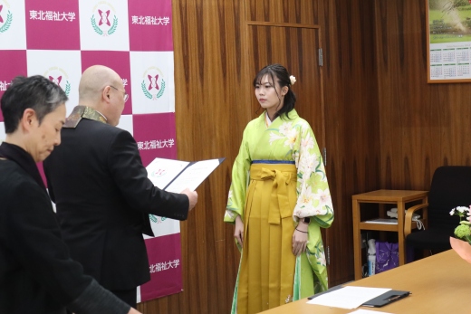 千葉学長から修了證書を授かる樽川さん