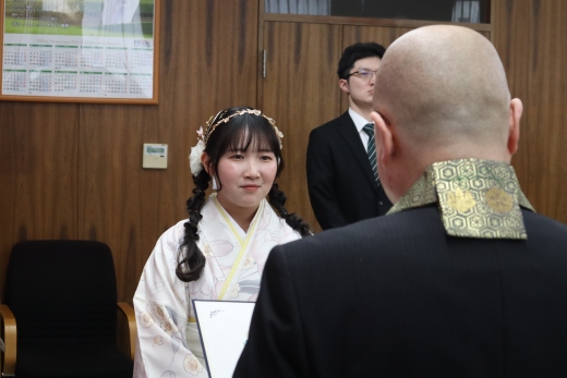 千葉学長から修了證書を授かる堀籠さん