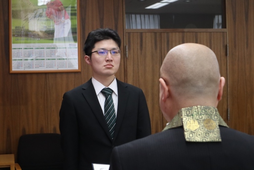 千葉学長から修了證書を授かる吉田さん