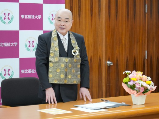 お祝いの言葉を述べる千葉公慈学長