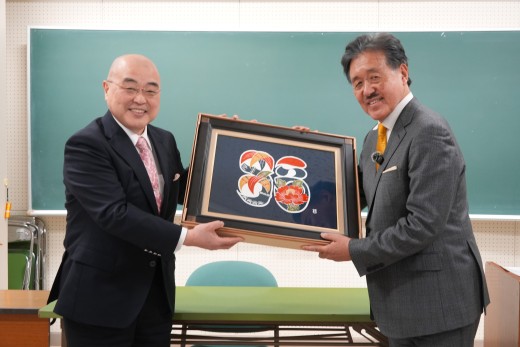 千葉公慈学長からの記念品贈呈