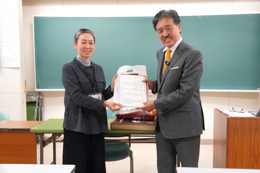 竹之内先生からの記念品贈呈