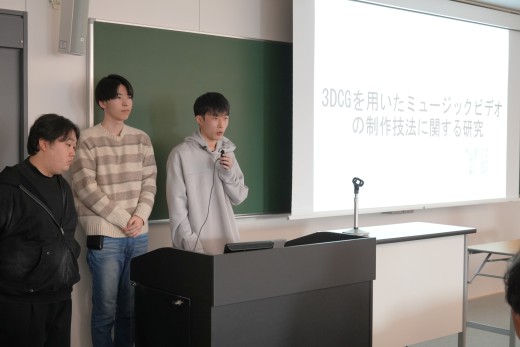 発表する情報福祉マネジメント学科3年の兼子晃樹さん、山川睦月さん、冨塚和宏さん