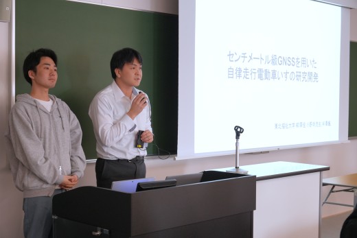 発表する情報福祉マネジメント学科3年の半澤颯さん、柳澤佳さん