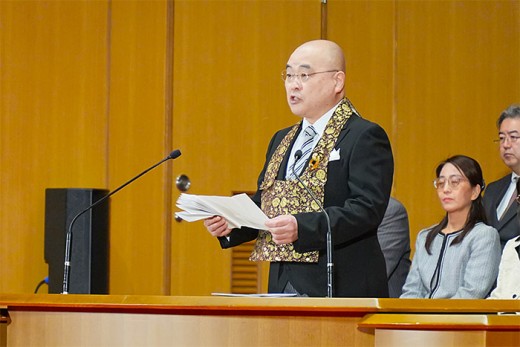 式辞を述べる千葉学長