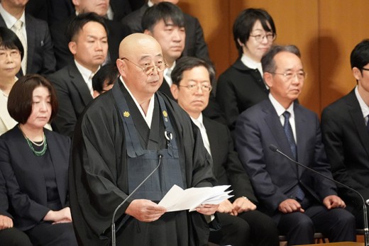 祝辞を述べる平井理事長