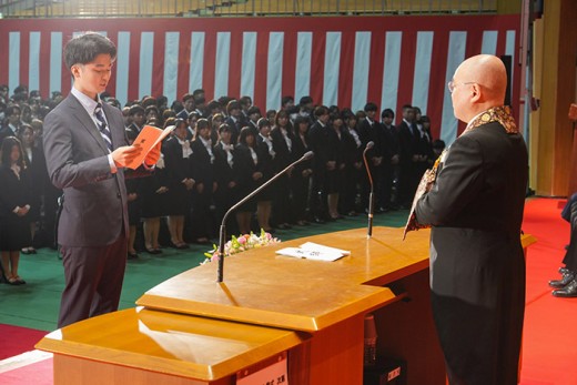 新入生を代表し宣誓文を読み上げる西山さん