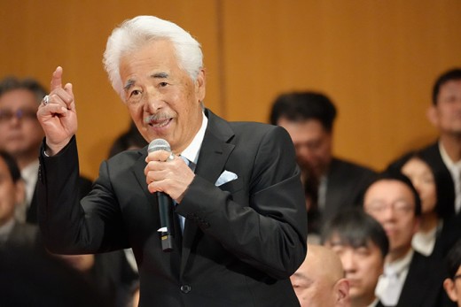 新入生に歌をプレゼントするさとう宗幸客員教授