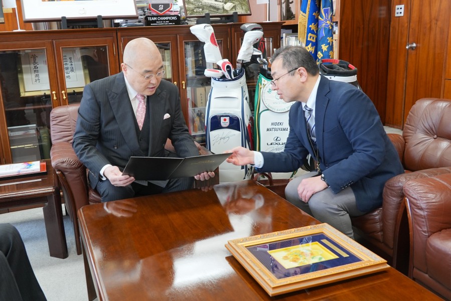 千葉学長に説明する大石准教授