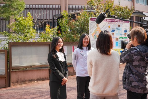 取材を受ける小林姉妹