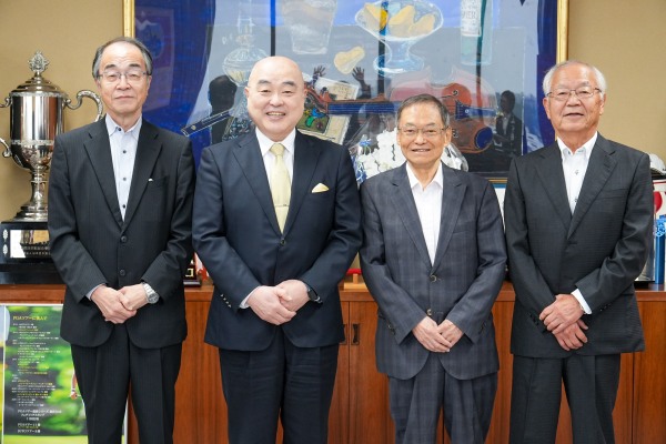 記念写真(左から阿部裕二副学長、千葉公慈学長、鴨池治名誉教授、福富哲也名誉教授)