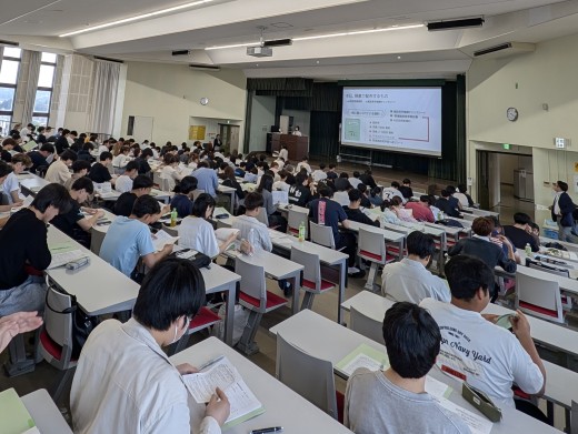 真剣に耳を傾けている様子がうかがえます