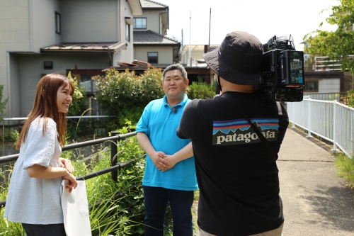 現地で伊藤アナと撮影の様子（仙台市太白区西多賀地区）