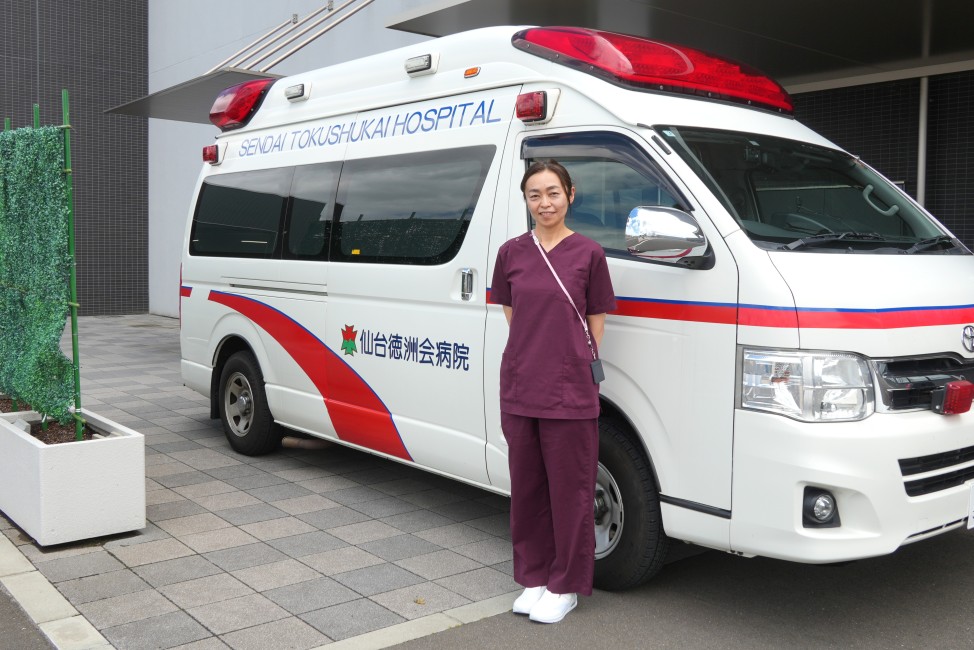 現在勤務する仙台徳洲会病院の救急車の前に立つ齋藤芳理子さん（保健看護学科卒）