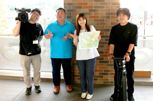 伊藤瞳アナウンサー&撮影クルーの方々と