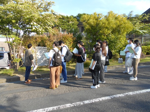 敷地内を歩きながら各事業や関係性について説明を受けます