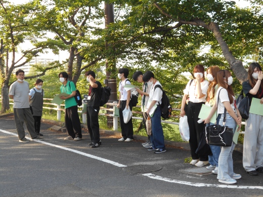 見学が終わり、他のグループの到着を待っています