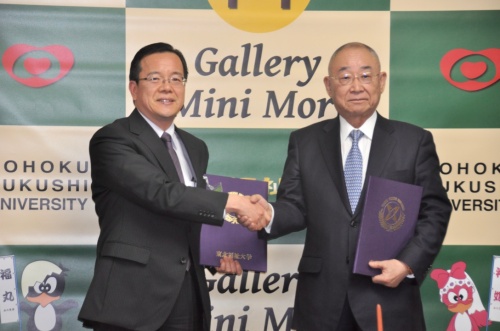 協定を交わした仙台市教委の大越教育長(左)と大谷学長
