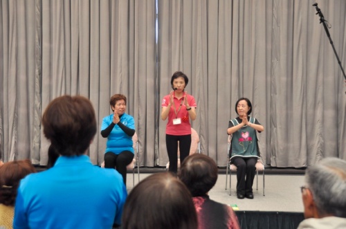 ロコモ予防体操を実演する鈴木特任准教授(中央)