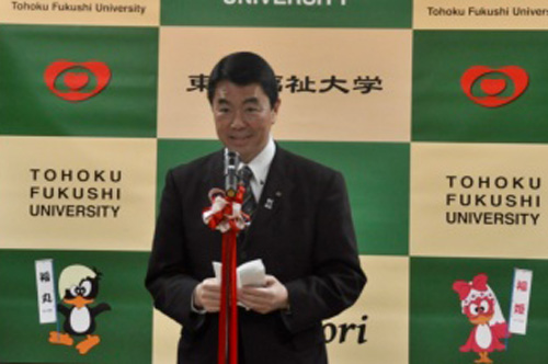 開講式で挨拶を述べる宮城県の村井知事