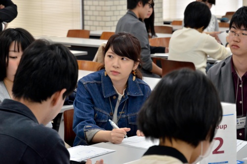 本学学生が多数参加。同じ受講生の発言を真剣にメモする姿が見られました