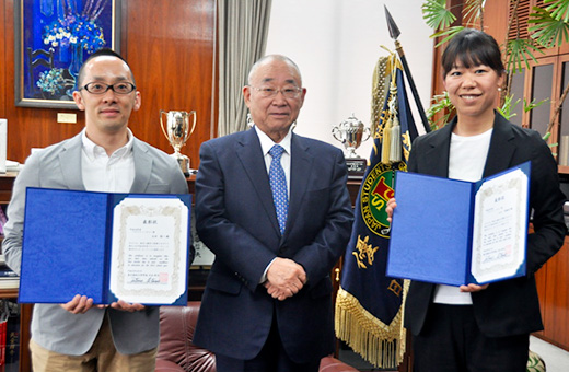 大谷学長からベストティーチャーの表彰を受け、笑顔の太田講師(左)と山口講師(右)