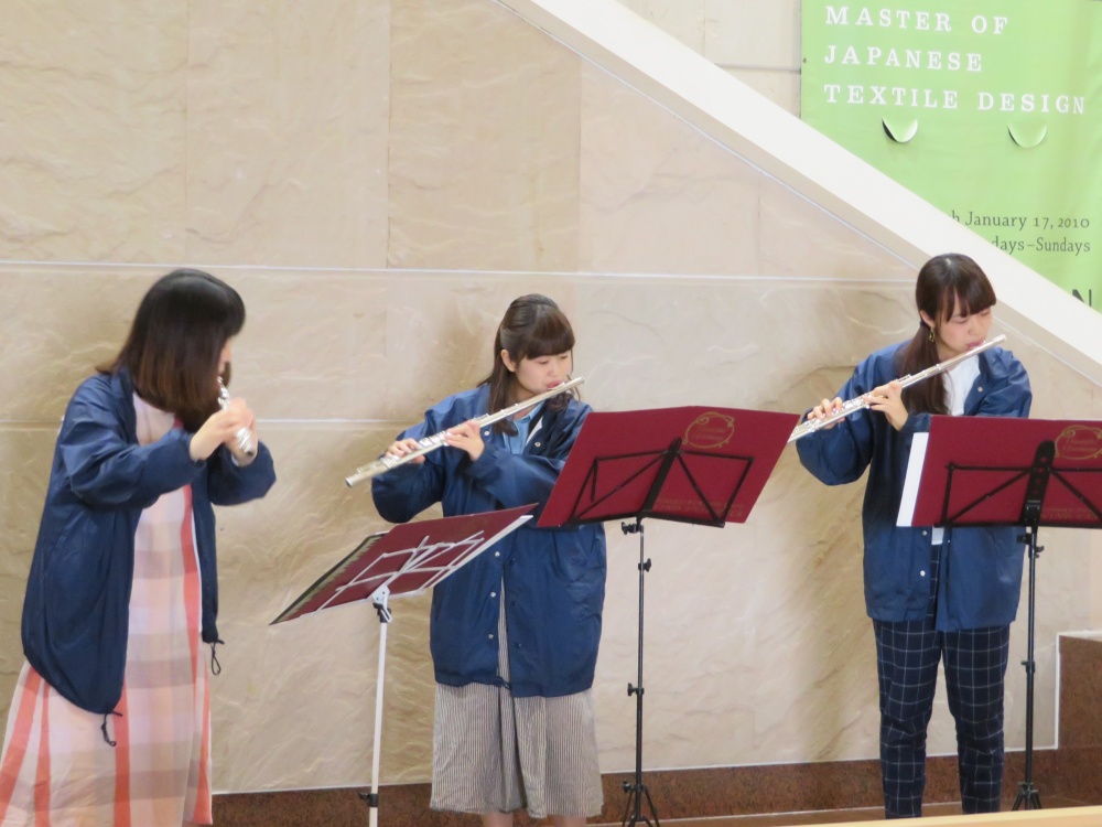 18日は吹奏楽部ミニコンサート。演奏の他にも音楽ミニ講座やワークショップも披露してくれました