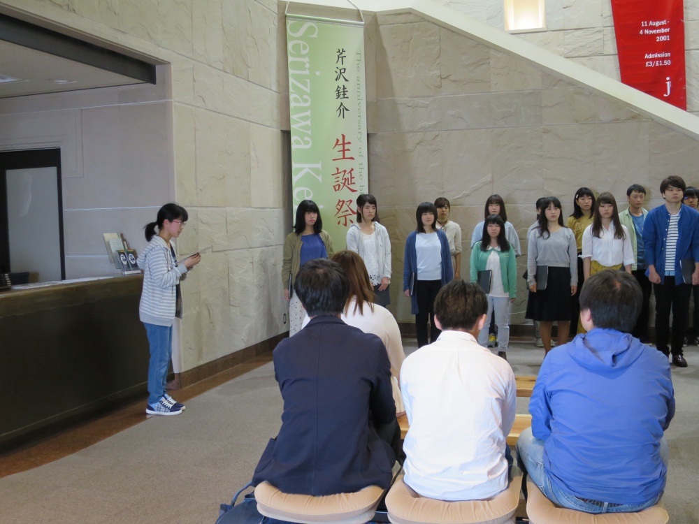 サークルへの交渉やスケジュール調整、当日の司会は工芸館クラブ風の会が務めました。このほか風の会は、絵を描く会とコラボしたワークショップ「しおりを作ろう」や「手作り和紙&スタンプ体験」を開催してイベントを盛り上げてくれました