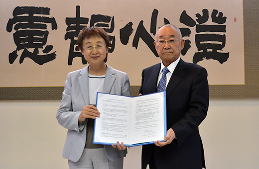 協定書を手にした仙台市・奥山市長(左)と大谷学長