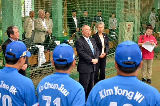 歓迎のあいさつを述べる大谷学長(中央)。中央右は駐仙台大韓民国総領事館の梁総領事