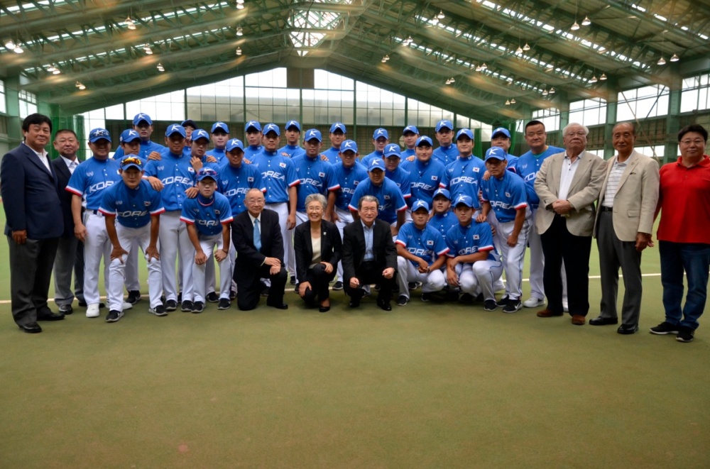 大谷学長、大竹副学長、駐仙台大韓民国総領事館の梁総領事らと記念撮影に収まるユニバーシアード野球韓国代表
