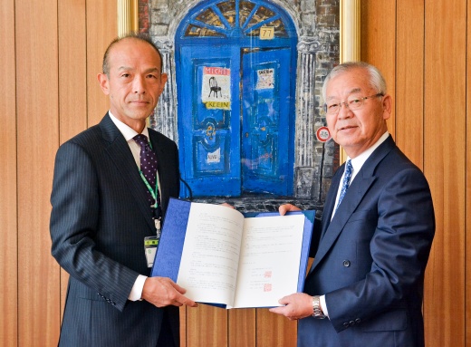 協定書に調印した仙台市危機管理室・山口儀浩参事（左）と東北福祉大学・福冨哲也総務局長