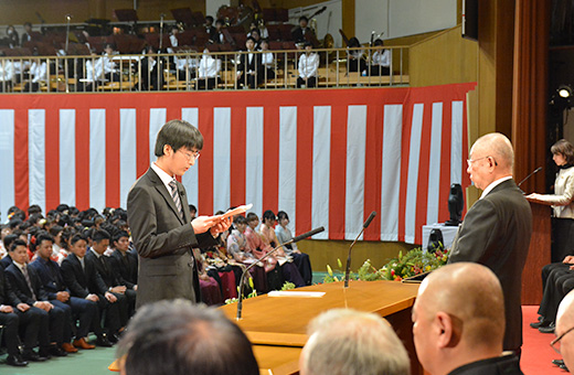 卒業生総代として答辞を読む吉田さん