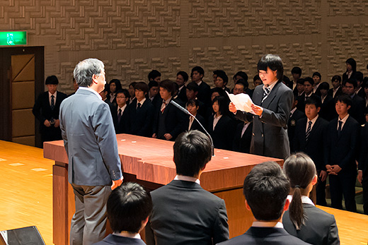 体育会・梶原会長に、新入会員として誓いの言葉を述べる女子卓球部の松田さん