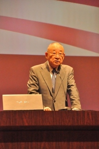 歓迎の挨拶を述べる大谷学長