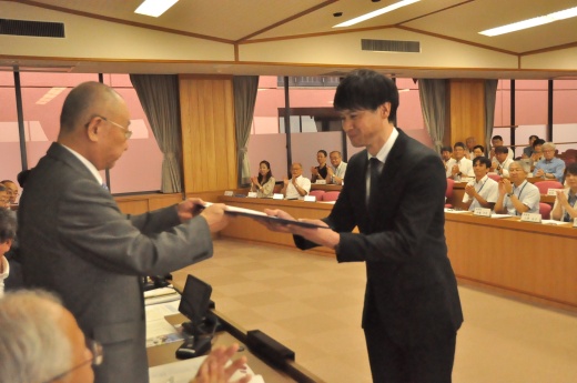 大谷学長からベストティーチャーの表彰を受ける和准教授(右)