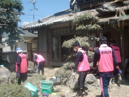 被害を受けた民家から廃棄物を運び出す