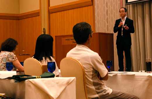 いわき会場で学修支援について説明する阿部教務部長(右)