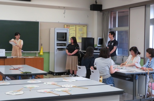 風の会の学生による説明風景