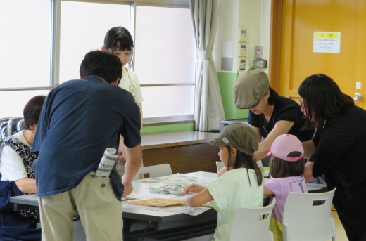 色塗りの仕方を教える博物館実習生