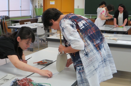 縁（ふち）取り作業の様子