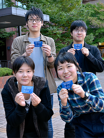 認定証を手にする前列左から石橋和音さん(社福3年)、小川さん、後列左から村井宣仁さん(社福4年)、山崎健生さん(行政2年)