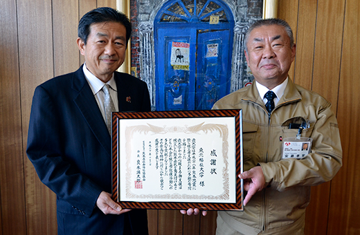 熊本県社会福祉協議会の吉本事務局長(左)から感謝状を贈呈された安藤次長