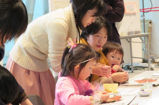 丁寧にコツを伝える学生の姿
