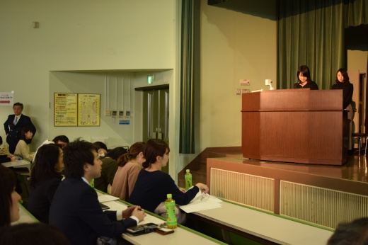 保育所実習について報告する学生