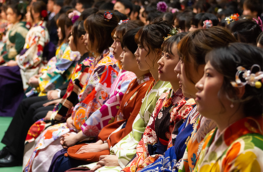 真剣なまなざしで卒業式を迎える学生たち